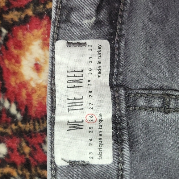 🎁 We the Free Embroidered high rise distressed hem jeans - Picture 4 of 8